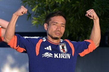 ポーズをとる長友佑都