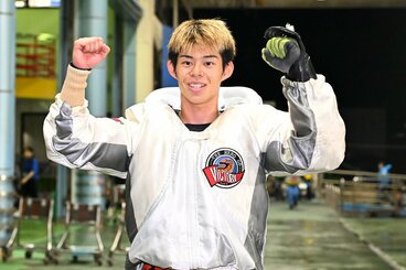 優勝戦１号艇を決め、ガッツポーズの西丸侑太朗