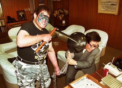 写真：ミスター・ポーゴの真骨頂 伊勢崎市長襲撃、パトカーに火炎放射 