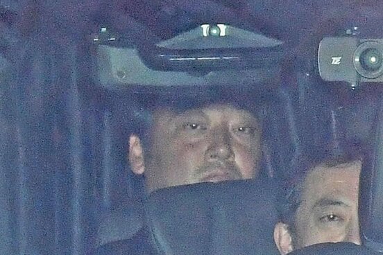 裁判所から出てくる斉藤慎二被告