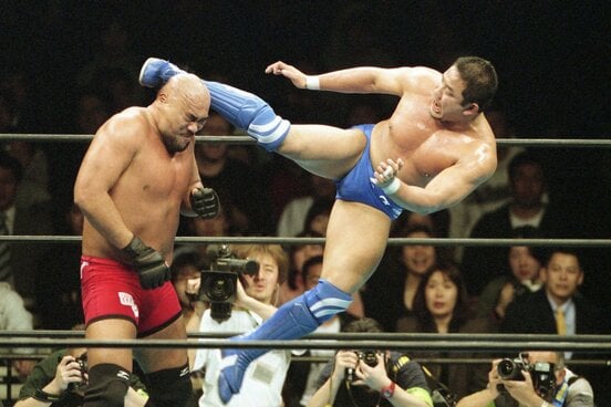 魔界倶楽部の一員だった安田忠夫さん(左)と、抗争も繰り広げた永田裕志（2002年）