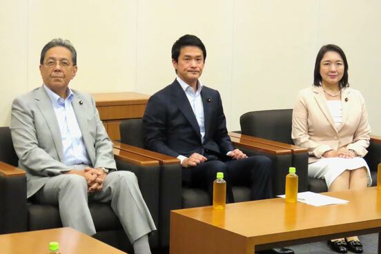 (右から)公明党・竹谷とし子代表、中道改革連合・小川淳也代表、立憲民主党・水岡俊一代表