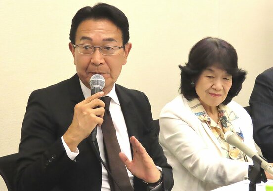 会見する川内博史元衆院議員。右は阿部知子氏