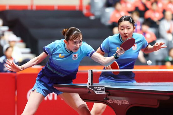 決勝進出を決めた張本美和(右)、早田ひなペア
