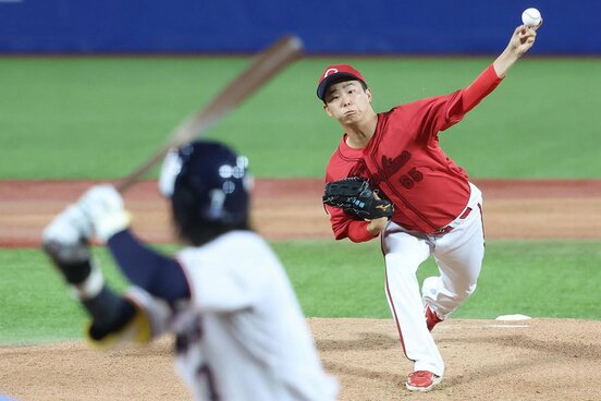 ヤクルト打線に的を絞らせなかった広島・玉村昇悟(左)