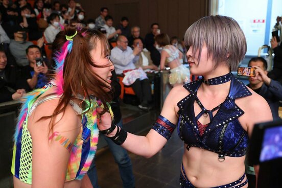 場外で安納サオリ（右）とやりあったフワちゃん