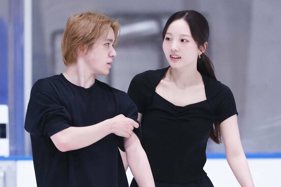 アイスダンスのペアとして練習を公開した宇野昌磨(左)と本田真凜