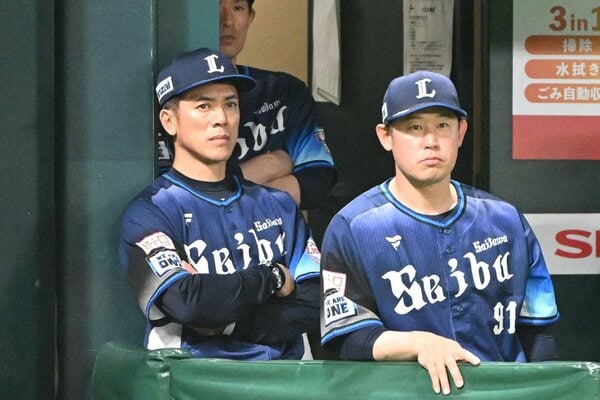 劣勢にベンチで表情が曇る西武・松井監督(左)