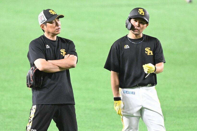 小久保裕紀監督(左)と中村晃