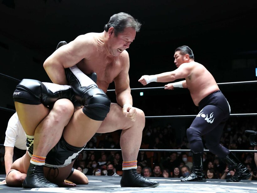 望月成晃を攻める藤波辰爾