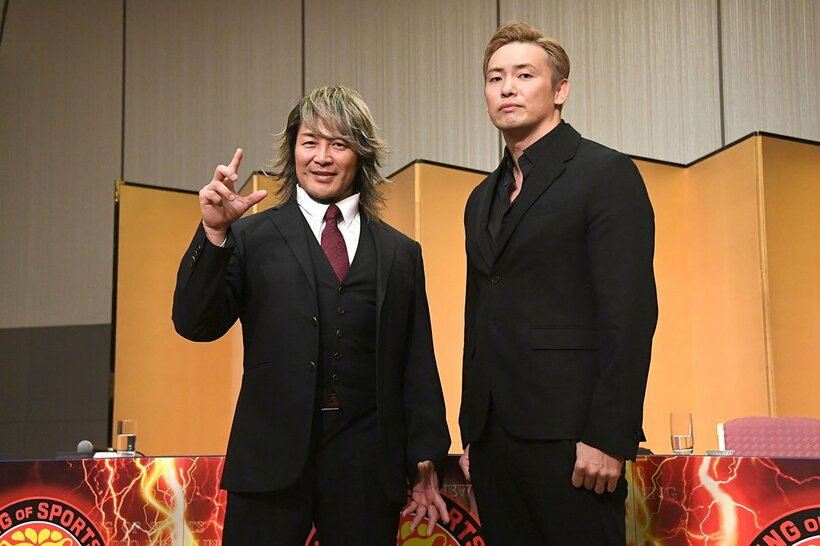 引退試合での対決が決まった棚橋（左）とオカダ