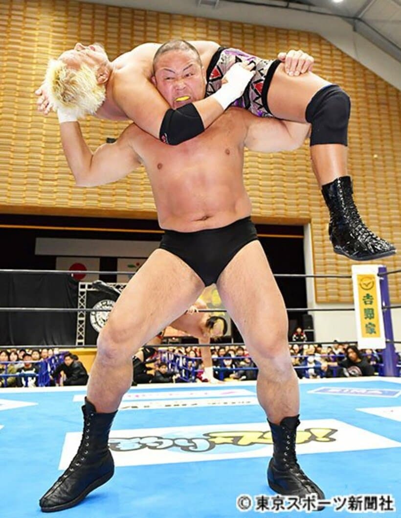  真壁を担ぎ上げる中西