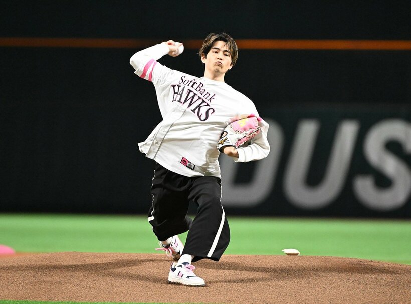 始球式を行った中沢元紀