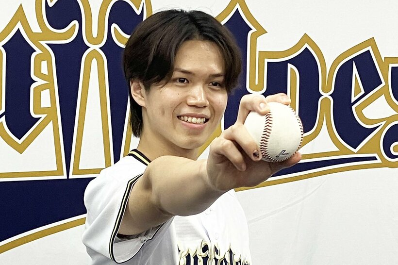 始球式を終え、笑顔のフェンシング・飯村一輝