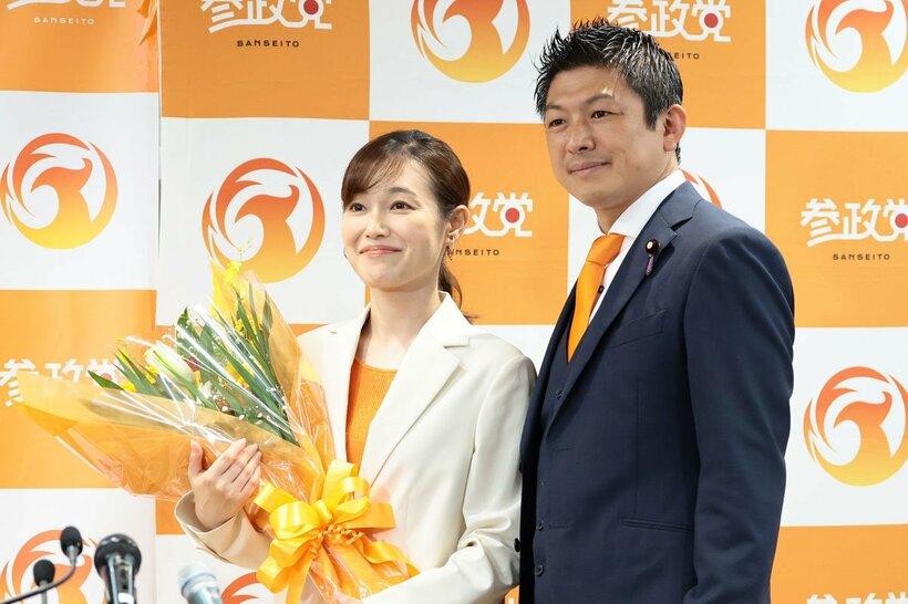 当選した参政党・さや氏(左)と神谷宗幣代表