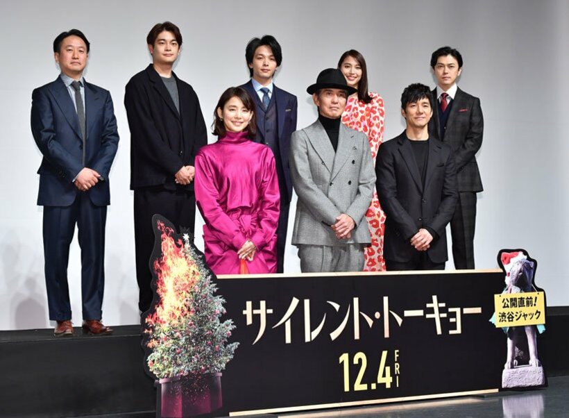  １列目左から石田ゆり子、佐藤浩市、西島秀俊、（２列目）波多野貴文監督、井之脇海、中村倫也、広瀬アリス、勝地涼
