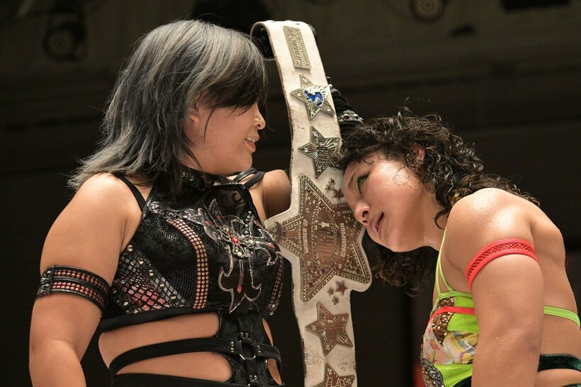 次期挑戦者に決まった飯田沙耶(右)に、ワンダー王座のベルトを見せつける小波