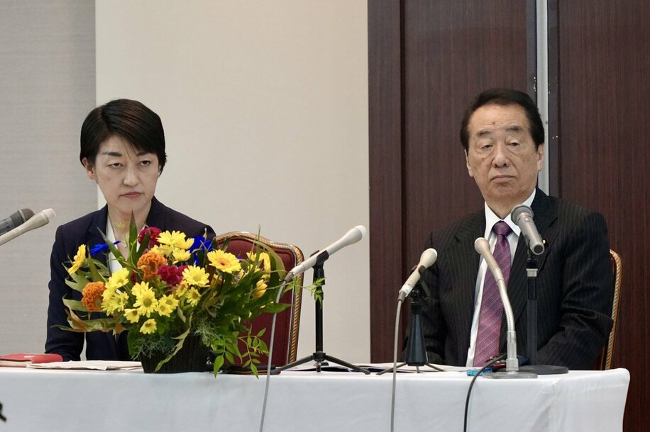菅直人元首相（右）と後継指名された松下玲子氏