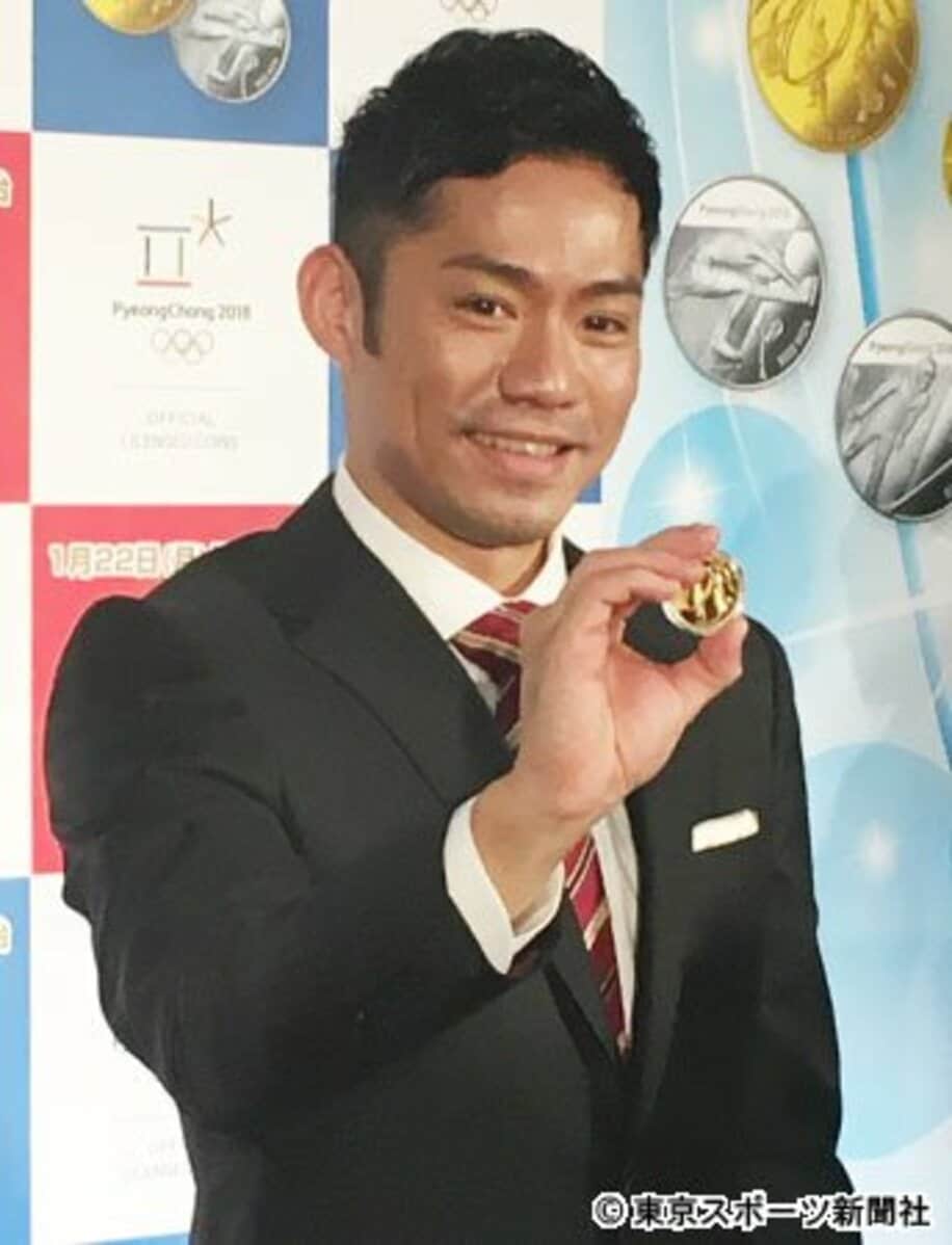  高橋は平昌五輪の公式記念コインを手に笑顔
