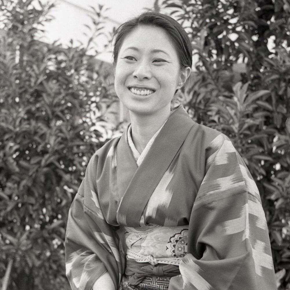 50年前、着物姿で笑顔を見せる中村玉緒さん(1976年)