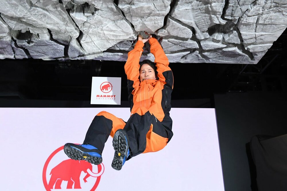逆岩にぶら下がる岡田准一