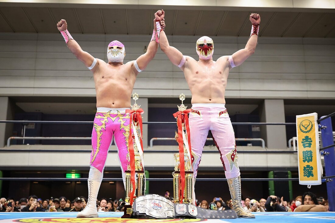 トーナメントを制したミスティコ(左)とマスカラ・ドラダ