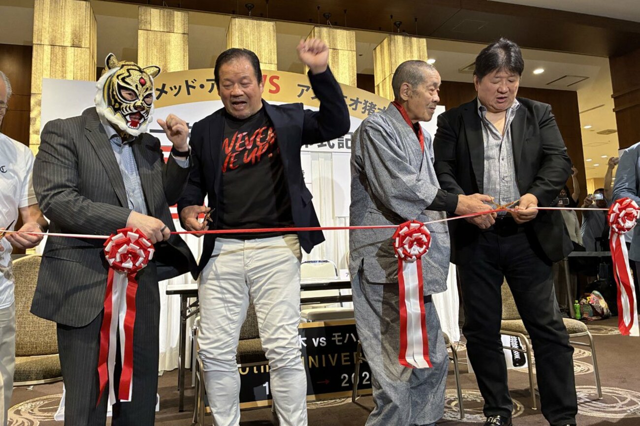 「猪木vsアリ展」のテープカットを行った(左から)初代タイガー、藤波辰爾、藤原喜明、前田日明氏