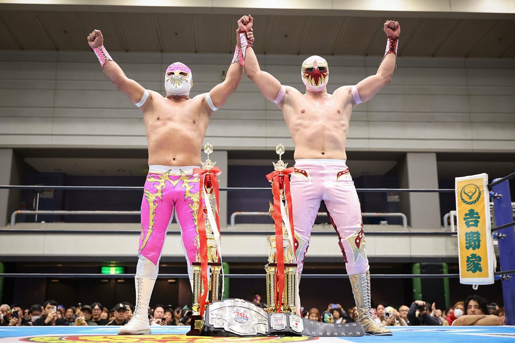 トーナメントを制したミスティコ(左)とマスカラ・ドラダ