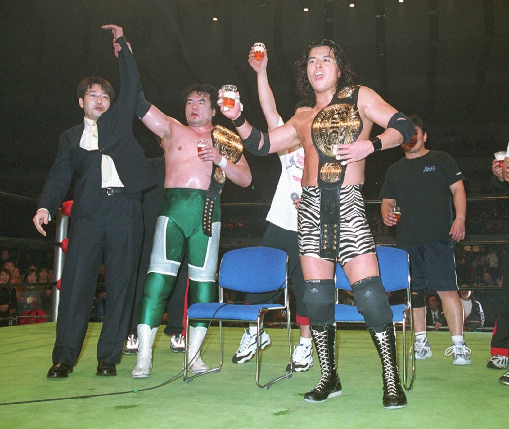 2001年、三沢光晴さん(左)とGHCタッグ王座を戴冠する小川良成