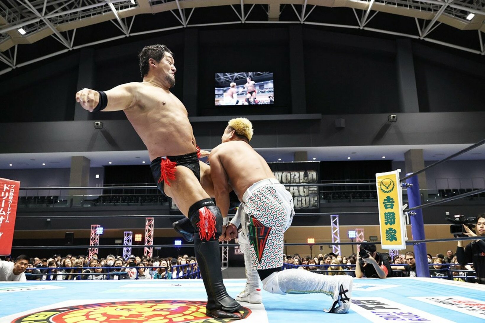 YOSHI-HASHI(右)に強烈なニ―リフトを放つ石川修司