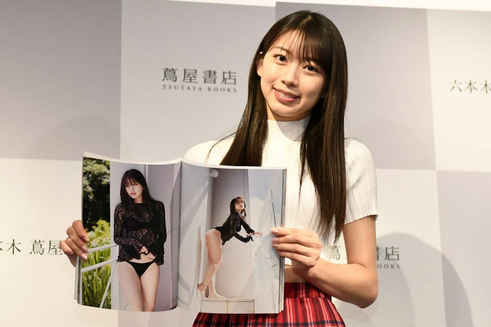 お気に入りカットを指さす牧野真莉愛