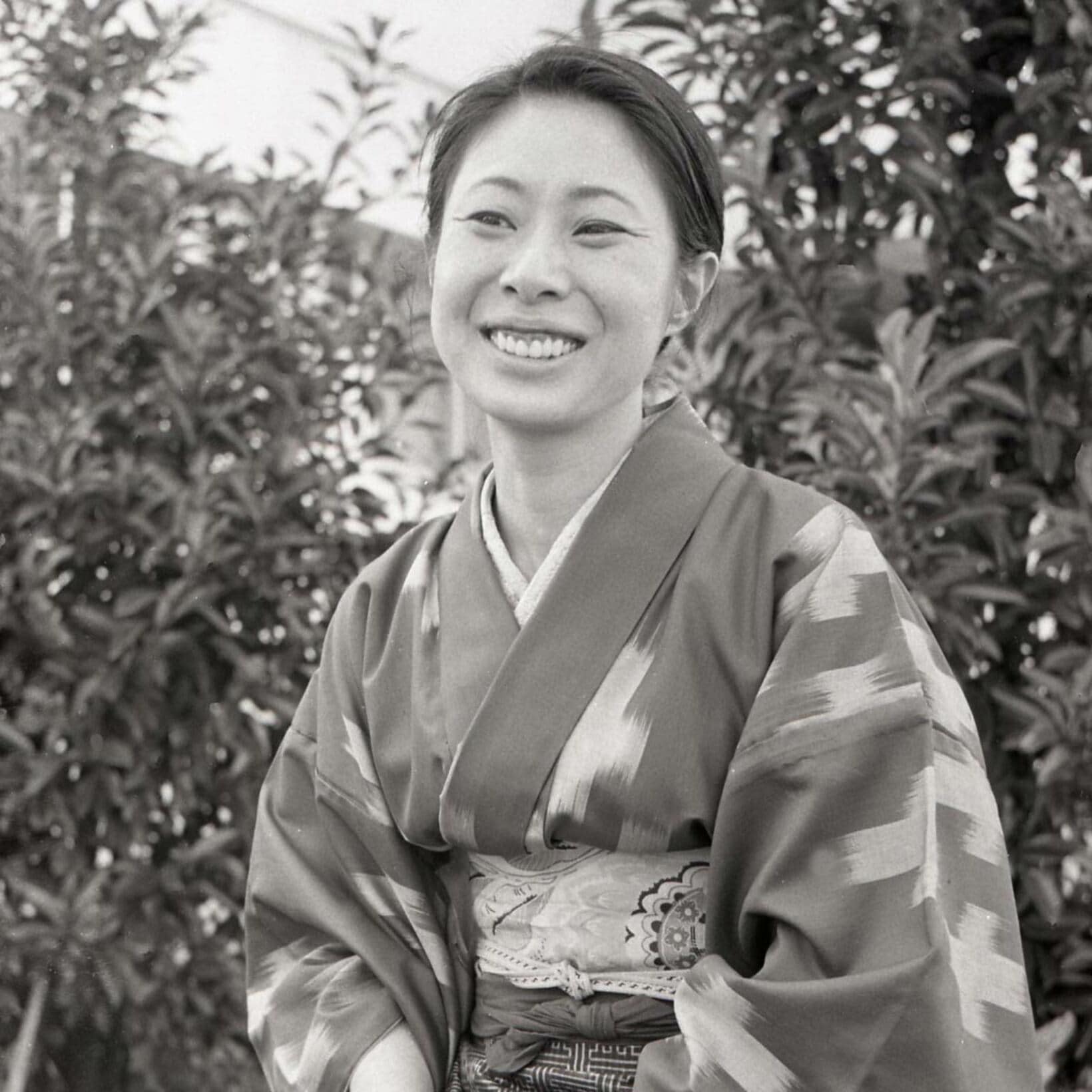 50年前、着物姿で笑顔を見せる中村玉緒さん（1976年）