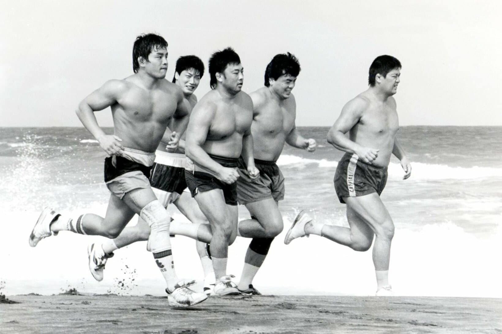 砂浜を走る超世代軍の（左から）菊地毅、小橋建太、川田利明、三沢光晴、田上明（90年8月）