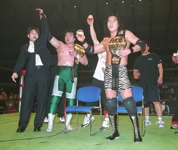 2001年、三沢光晴さん(左)とGHCタッグ王座を戴冠する小川良成