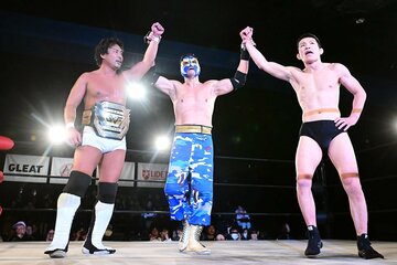 勝利したリアル闘魂ストロングスタイルズ（仮）の（左から）中嶋勝彦、ケンドー・カシン、青木真也