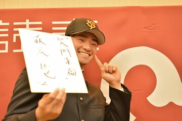 仮契約後にフォトセッションに応じる萩尾