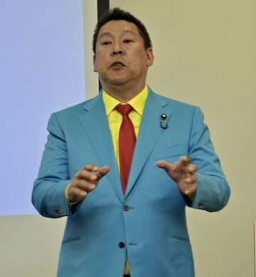  新調したスーツを着た立花孝志党首（東スポWeb）