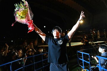 花束を手に、サプライズ登場した柴田勝頼