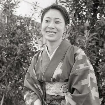 50年前、着物姿で笑顔を見せる中村玉緒さん（1976年）