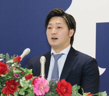 更改を終え会見する広島・床田寛樹