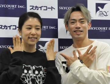スケート教室に参加した村元哉中（左）と高橋大輔