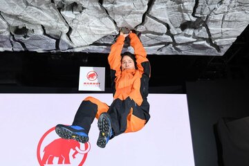 逆岩にぶら下がる岡田准一