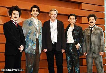  左から村井良大、三浦翔平、演出家ランダル・アーニー氏、岡本健一、川平慈英