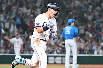 自身初のサヨナラ本塁打に歓喜する西武・ネビン
