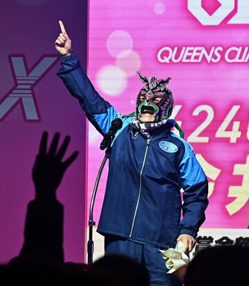 今井裕梨も覆面姿で、ファンにアピール