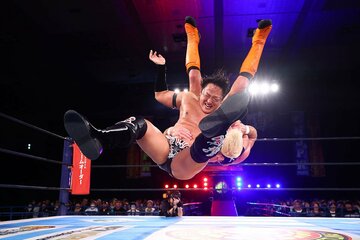 前王者のザック・セイバーJr.を追い詰めたタイチだったが…