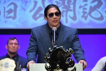 会見に臨んだ竹下幸之介