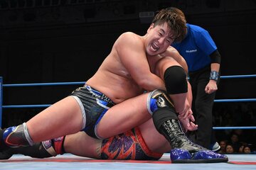 綾部蓮に関節技をかける青柳優馬