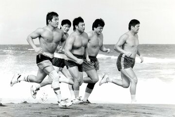 砂浜を走る超世代軍の（左から）菊地毅、小橋建太、川田利明、三沢光晴、田上明（90年8月）