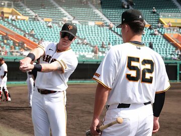 体の使い方をリチャード(右)にレクチャーする巨人・キャベッジ